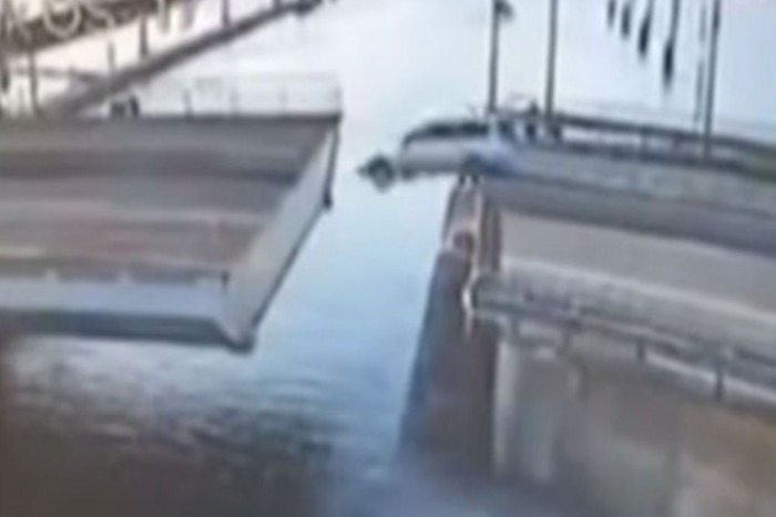 Az ember, aki megpróbált átugratni egy hídon