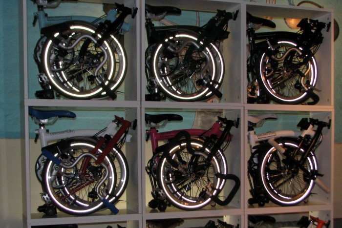 Hátizsák méretűre hajtogatott Bromptonok