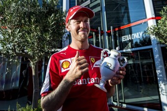 F1: Vettelnek nem tetszett a fémkupa, újat kapott