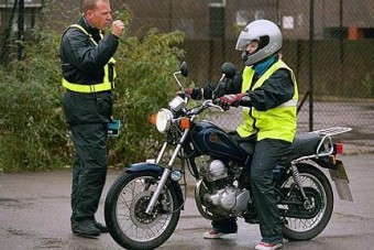 Vezetés közben félrenyelte a cukorkát, meghalt