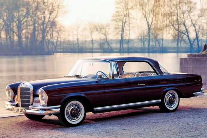 Csodaszép autók érkeztek Magyarországra! 14 1959-től 1968-ig gyártották, szedán, kupé és kabrió karosszériával. A Mercedesnél akkor nagyrészt Barényi Béla mérnök feladata volt az autók passzív biztonságának növelése. Részben az ő munkájának eredményeként a W111 lett a világ első tudományosan törő autója, miután a pontonon kikisérletezett gyűrődő zónákat ezen már tudatosan alakították. Kora legbiztonságosabb autója volt, kupé változatban minden idők egyik legszebbje maradt