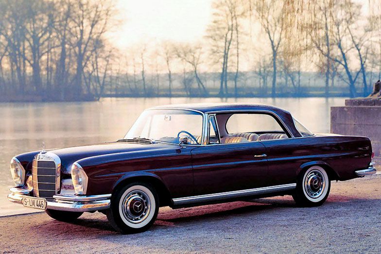 1959-től 1968-ig gyártották, szedán, kupé és kabrió karosszériával. A Mercedesnél akkor nagyrészt Barényi Béla mérnök feladata volt az autók passzív biztonságának növelése. Részben az ő munkájának eredményeként a W111 lett a világ első tudományosan törő autója, miután a pontonon kikisérletezett gyűrődő zónákat ezen már tudatosan alakították. Kora legbiztonságosabb autója volt, kupé változatban minden idők egyik legszebbje maradt
