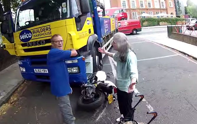 Motort tiport a kanyarodó teherautó