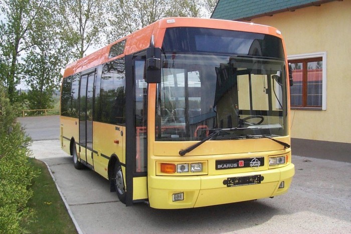 Akinek az Ikarus volt a bölcsője és a sírja is egyben 12 Az E91-es midibuszt elsősorban a kis forgalmú útvonalakra szánták. A modell 19 ülőhellyel (+2 lehajtható szék) és 15 állóhellyel rendelkezett, az utastér kialakítása természetesen nagyban függött a megrendelői igényektől. Az E91-esből a korai időkben két darab került Finnországba.