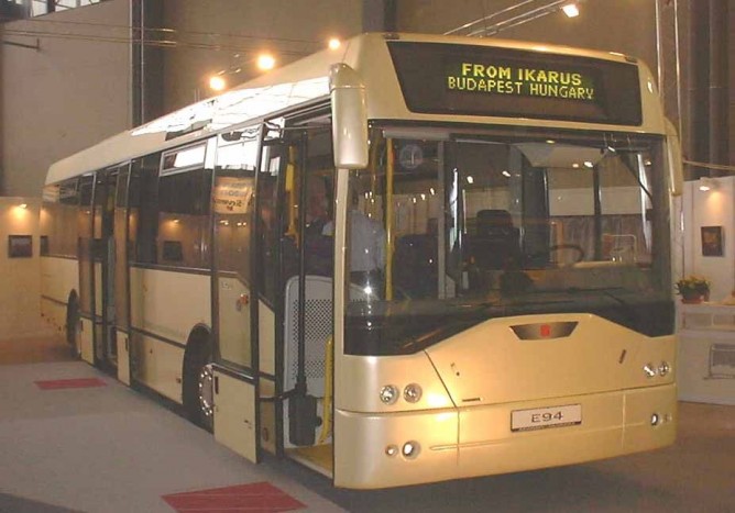 Akinek az Ikarus volt a bölcsője és a sírja is egyben 13 A 2001-ben megújult E94-es bemutató prototípusa, mely jelenleg a Volánbusz állományában található meg. A járművet kifelé nyíló lengőajtókkal szerelték.