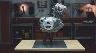 Hihetetlen, de ez a motor tényleg milliméternyi rétegenként tűnik el