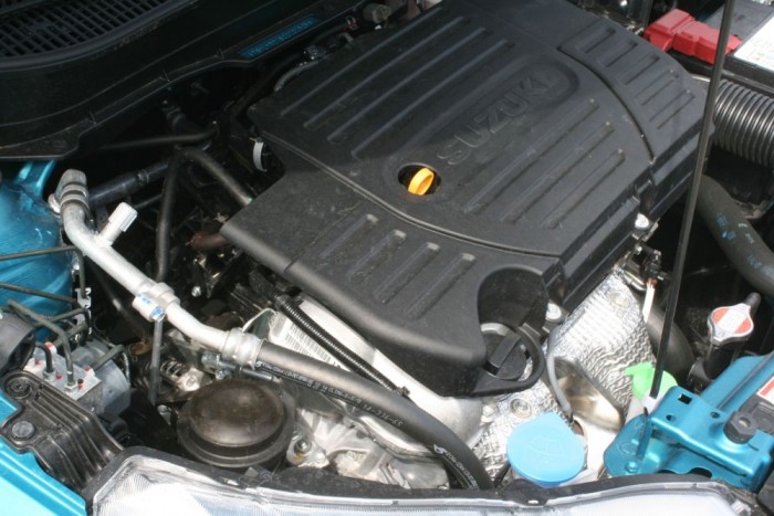 120 lóerős 6000-nél az 1,6-os szívómotor. Takarékos és szerény szervizköltségeket ígér vele az autó