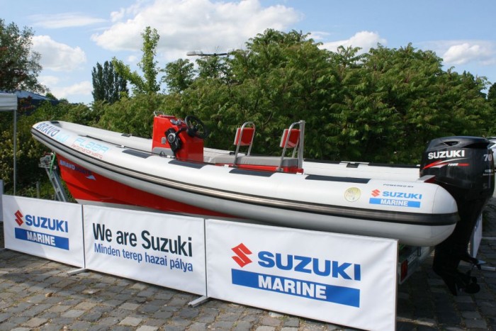 Új Vitara: az olcsóbb jobb a drágábbnál 53 Nemcsak két és négy keréken, de csónakmotorban is erős a Suzuki. Egy hasonló gumihajóban a 80 nagyobb élmény, mint szárazföldön a 200 km/óra