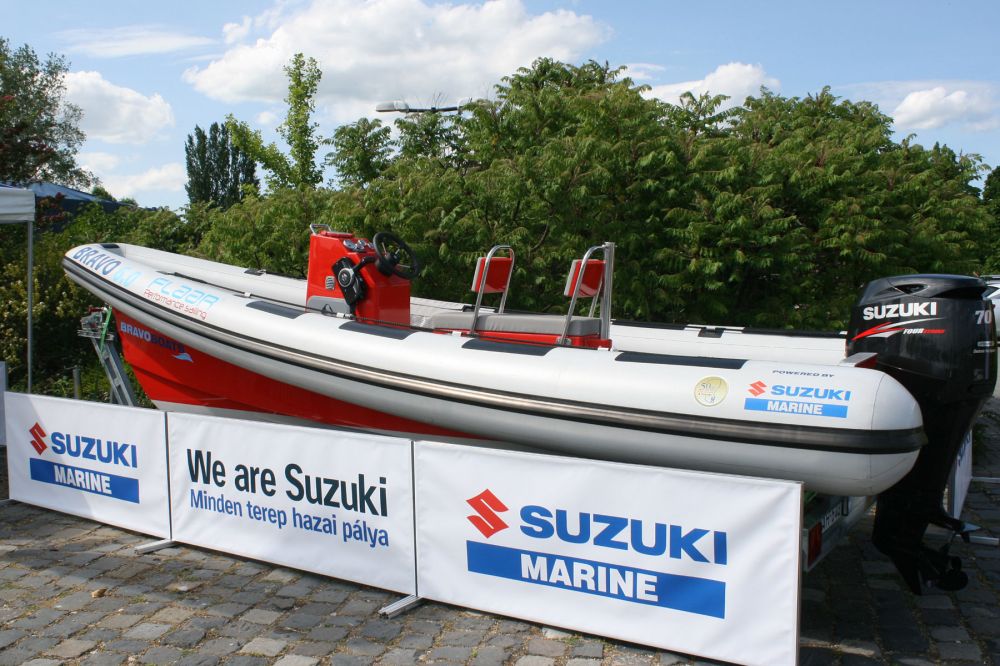 Nemcsak két és négy keréken, de csónakmotorban is erős a Suzuki. Egy hasonló gumihajóban a 80 nagyobb élmény, mint szárazföldön a 200 km/óra