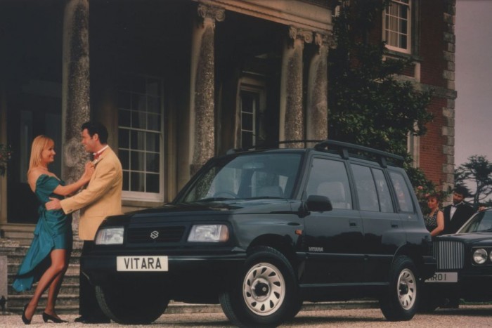 Az acél- vagy vászontetős rövid verziót 1991-ben kiegészítette a nyújtott tengelytávú ötajtós