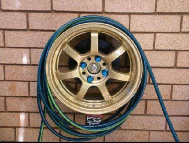 Ezt pedig most azonnal megcsinálom. Igaz nekem csak egy használt acélfelnim van kéznél, de célnak megfelel. Majd lekenem kályhaezüsttel.