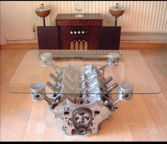 V8-as asztal, bortartóval megspékelve.