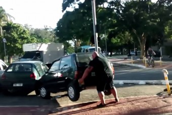 A bringás erőemelő csúnyán elbánt a bunkó parkolóval