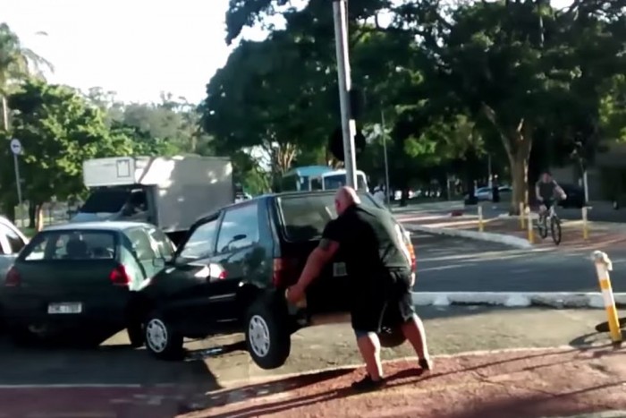 A bringás erőemelő csúnyán elbánt a bunkó parkolóval