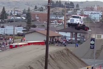 Kamionnal ekkorát még nem ugrattak