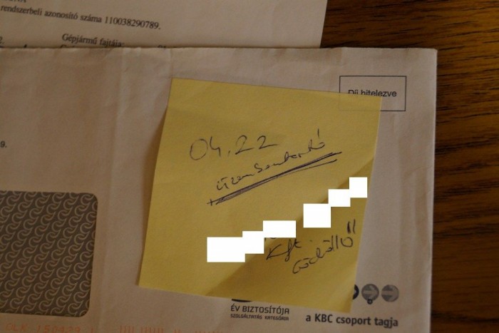 Az ember, akinek az okmányiroda ellopta az autóját 3 A biztosítós ügyintéző segítőkész jegyzete: ezzel a post-ittel ők magára is hagyták Leventét az elején, oldja meg, ahogy tudja