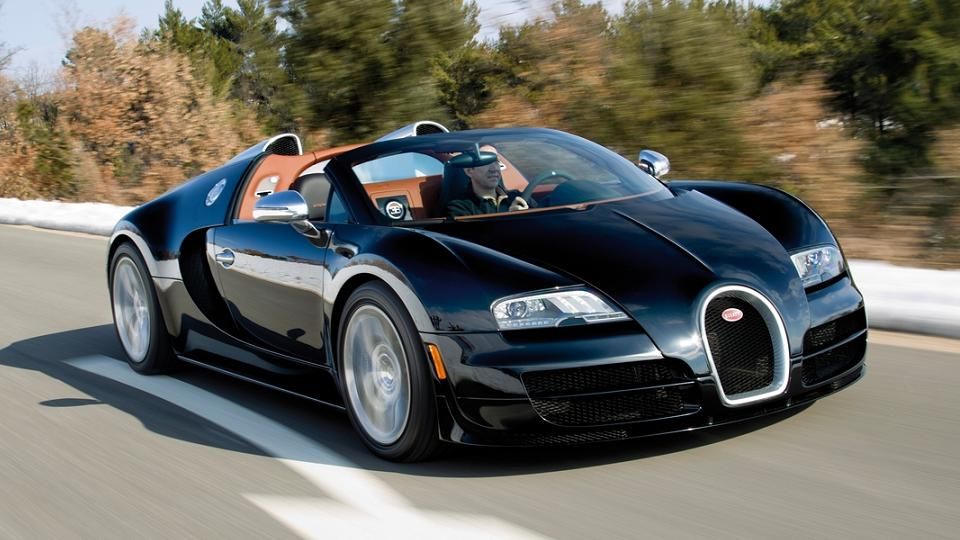 Bugatti Veyron Grand Sport - Ugyan mit keres a listán az autóipar legkülönlegesebb négykerekűje? Tény, nem egy kecses alkat, de azért tiszteletet parancsol, az ok inkább a végletekig fokozott extremitása. Mert ehhez a targa kivitelhez jár ugyan keménytető, de ha leszereltük, többé nincs számára hely. Helyett egy esernyő szerű vászondarabot kapnak a tulajdonosok. 1,4-1,5 millió euróért.