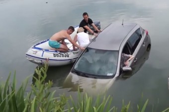 Tinik mentették meg a süllyedő autó utasait