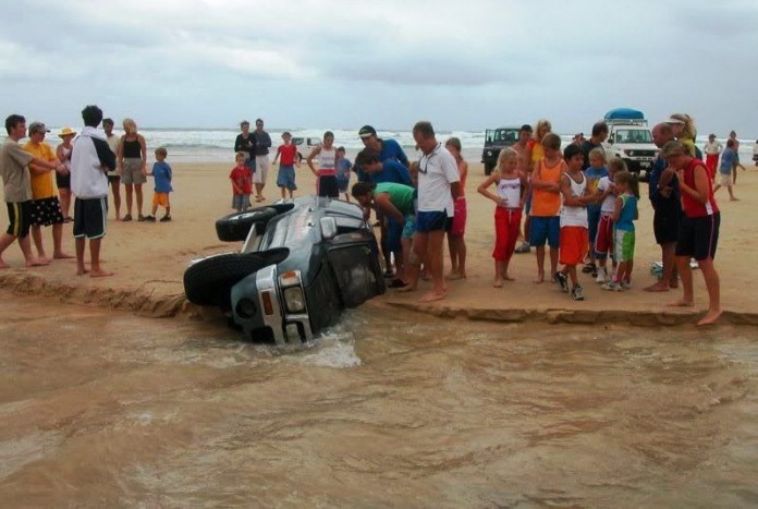 A Fraser-szigeten ésszel kell vezetni. Azt mondják, ha sokáig nem esik az eső és kiszárad a homok, akkor rosszabb, de a kép jól mutatja, hogy igazából mindig rossz. 
