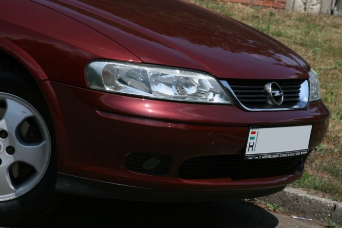 A krómozott hűtőmaszkból és az eltérő lökhárítóból látszik az 1999-es modellfrissítés