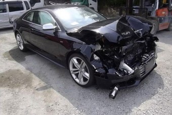 Felborult a Balaton felé száguldó sportkocsi, börtön lett a vége