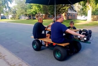 Szomszéd, van még sör? Átviszem az asztalt, nézzük a meccset!