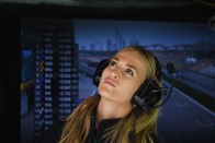 Az F1 ura kiáll a női tesztelő mellett 19