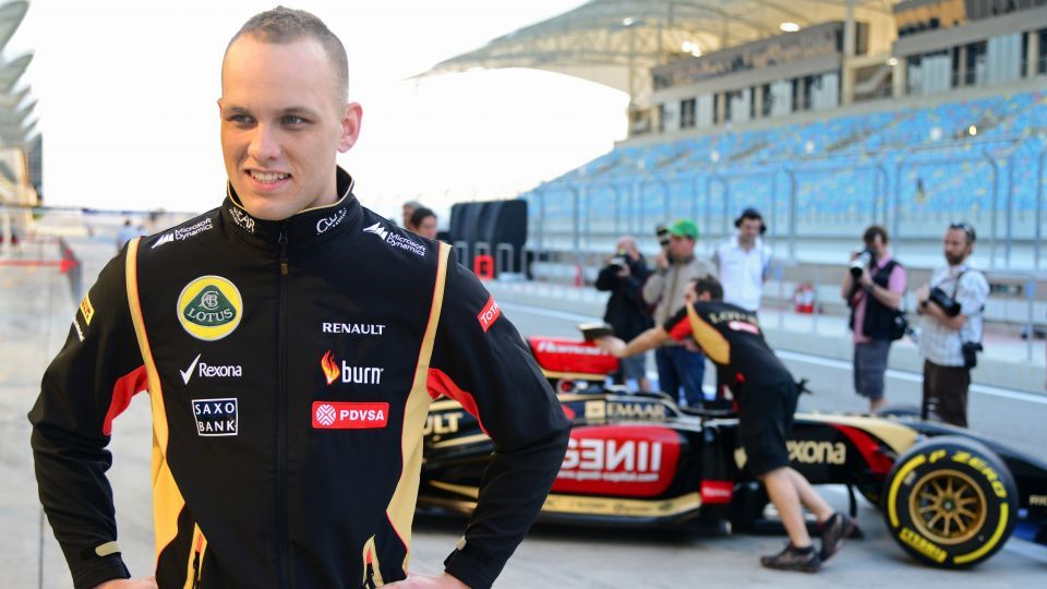 Az F1 ura kiáll a női tesztelő mellett 11