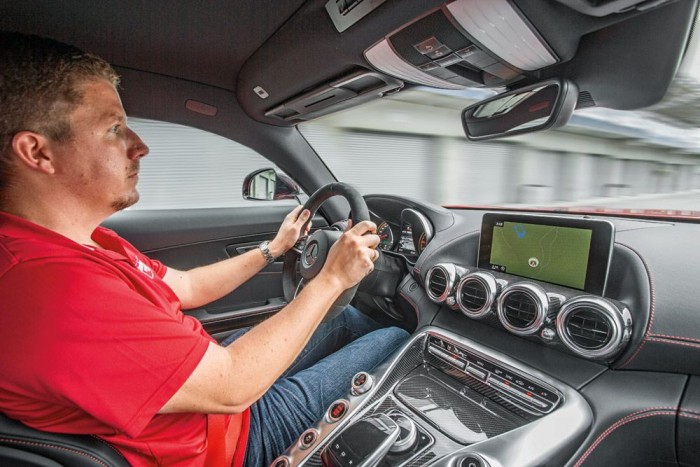 Az új mérce: Mercedes AMG GT S 6 A visszafogottság szó hiányzik az AMG szótárából. A kidolgozottság nagyon igényes, az ülés nagy testmagassággal is kényelmes