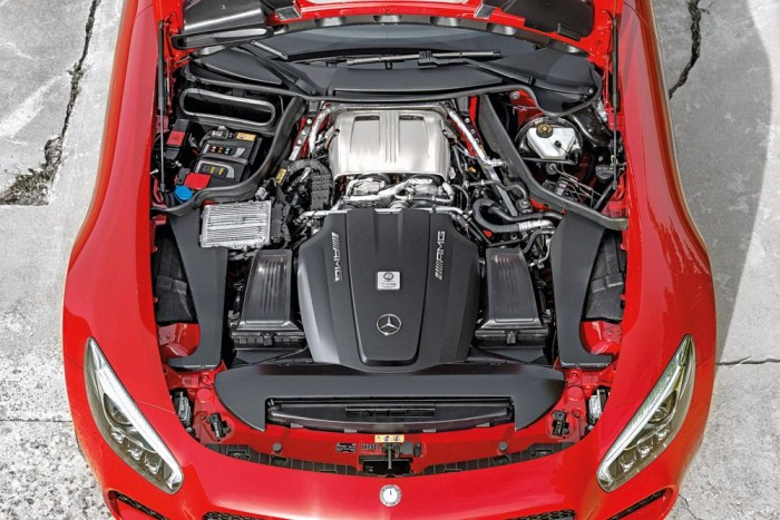 Az új mérce: Mercedes AMG GT S 5 A duplaturbós V8-as ráadásul nemcsak nyomatékban, hanem hangban is állja a versenyt a szívómotorokka