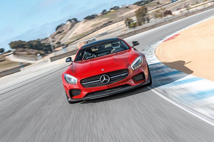 Az új mérce: Mercedes AMG GT S 2 Kanyarképességek, agilitás, tapadás - legyen szó bármiről, itt az új mérce a hátsókerék-hajtás rajongói számára. A képekre kattintva galéria nyílik!