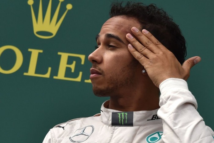 Lewis Hamilton nyaralós frizurát villantott 2 Lewis Hamilton nyaralós frizurát villantott 2