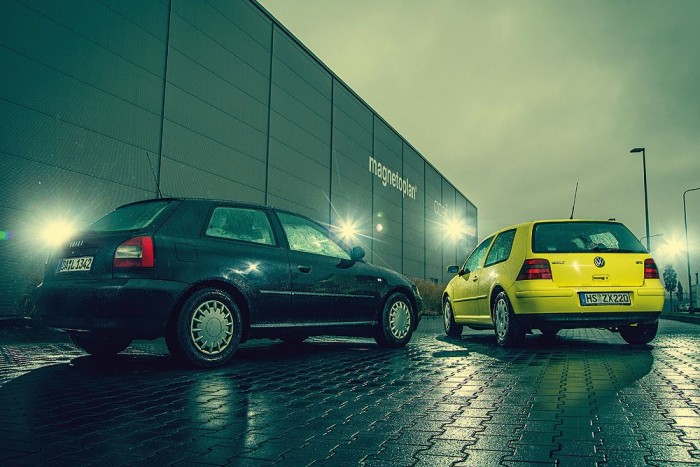 Csak féltestvérek: Audi A3 és Volkswagen Golf IV 2 Szép pár, kellemes színkontraszttal. Csak az A3-as olcsó dísztárcsái zavaróak, de van hozzá alufelni is