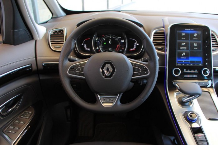 Teljesen kikoptak a hagyományos műszerek, minden információ LCD képernyőkön jelenik meg. 