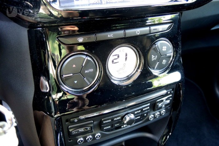 Nagy a kontraszt klíma nagy gombjai, és a navigációt is vezérlő CD-s fejegység apró kapcsolói között 