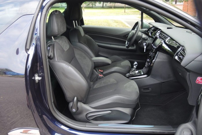 Az ülések puhán párnázottak, de a nagy oldaltámaszok miatt kanyarban is tartanak 