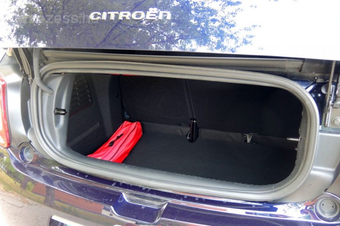 Citroën DS 3 Cabrio: Kihalt faj 69 A kategória legnagyobb csomagtartójával bír a DS 3 Cabrio, a hátsó üléstámlák lehajtásával bővíthető a hely