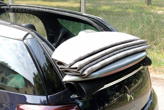 Citroën DS 3 Cabrio: Kihalt faj 65 Teljesen lenyitott tető mellett nem nyitható ki a csomagtérfedél. Ha megnyomjuk a nyitógombot a tető köztes állapotba csúszik