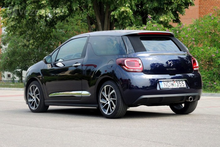 A vászontető miatt nehézkes a kilátás hátra a tető zárt állapota esetén is