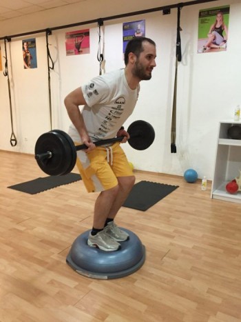 Nem hagyományos súlyzós feladatokat végez, de előkerül a súlyzó is