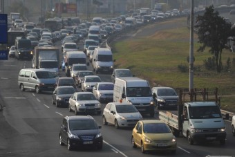 Az M1-esen még mindig kilométeres dugó, ne menj arra!