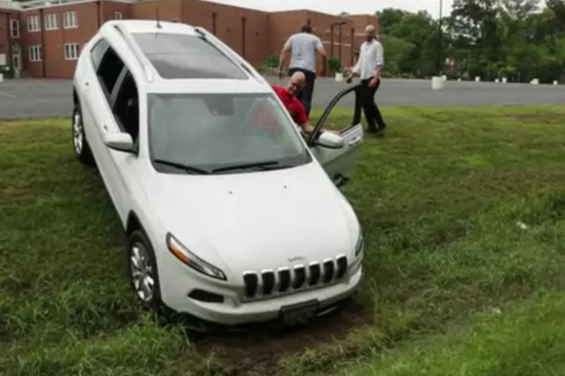 Kis sebesség és meredek lejtő kellett ahhoz, hogy ne tudjon megállni a Jeep