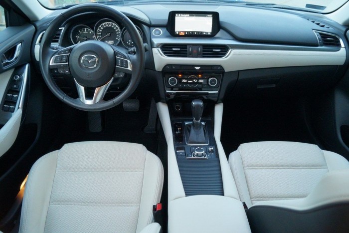 Mazda 6: olyan szép, hogy a többi mindegy is 19 | Vezess A külsőhöz képest nagyon is józan, már-már unalmas a beltér berendezése