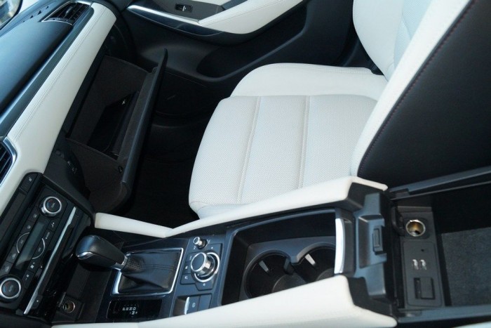 Mazda 6: olyan szép, hogy a többi mindegy is 11 | Vezess Tárolórekeszből van elég, USB-konnektorból kettő is van!