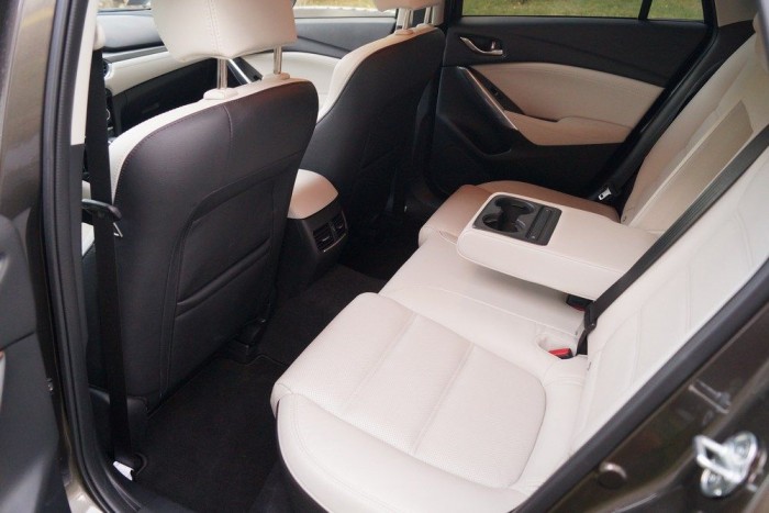 Mazda 6: olyan szép, hogy a többi mindegy is 13 | Vezess Gyönyörű a kárpit, kit érdekel, hogy a középkategóriában jóval átlag alatti a lábtér!