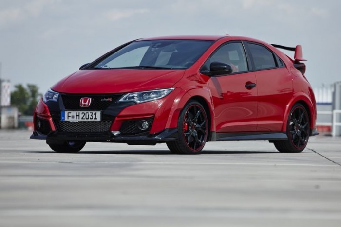 A Honda Civic Type-R veri pályán a BMW M3-ast