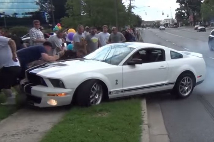 Mustanggal próbált vagánykodni, a bámészkodók között végezte