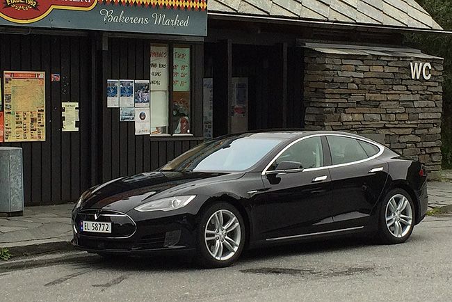 Az ország, ahol a WC-re is Teslával járnak