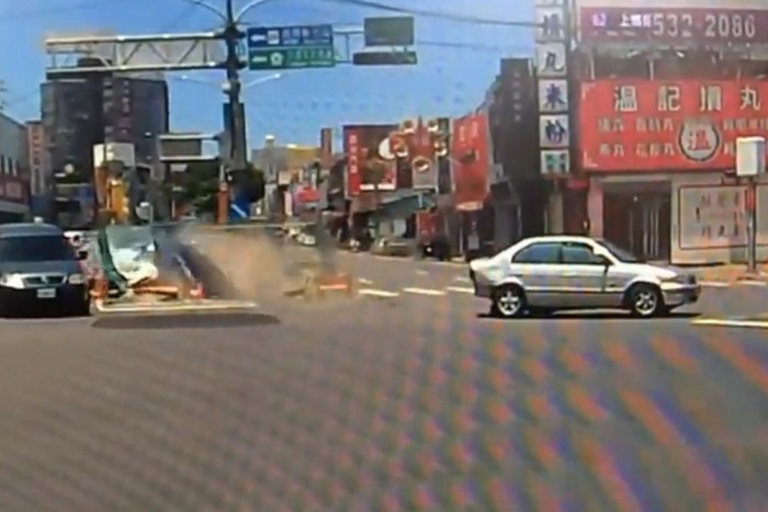 Betolatott a kereszteződésbe, katasztrófa lett a vége