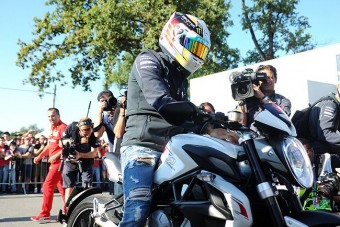 F1: Hamilton motorozni akart autóversenyzés helyett